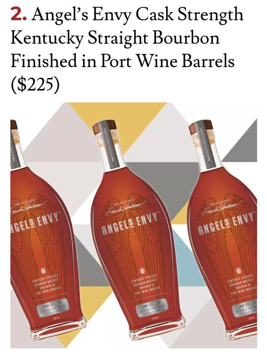 Tre flaskor Angel's Envy Cask Strength bourbon, portvinsfat, geometrisk bakgrund, dyrt alkoholhaltigt dryck.