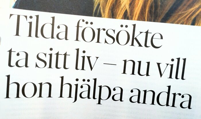 Text från en artikel: "Tilda försökte ta sitt liv – nu vill hon hjälpa andra." Hår syns ovanför texten.