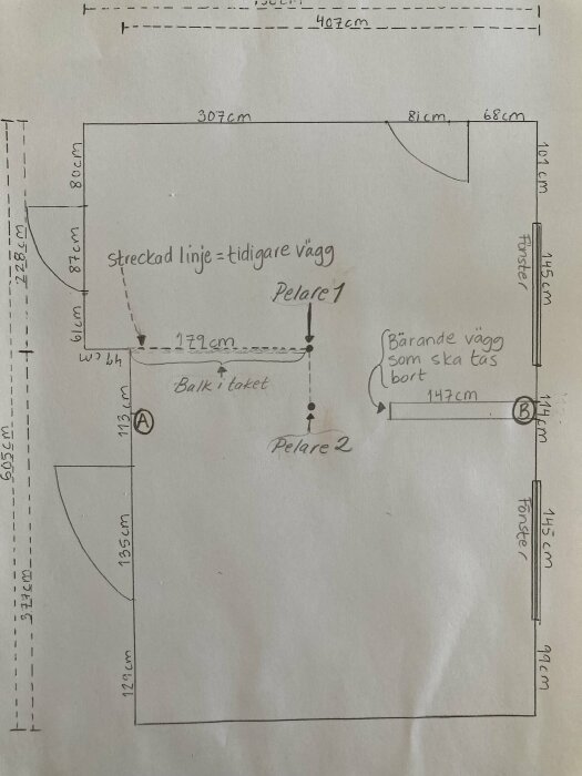 Handritad skiss av rum med mått, väggändringar, pelare och noteringar på svenska.