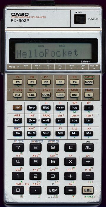 Vintage Casio FX-602P programmerbar kalkylator med texten "HelloPocket" på displayen.