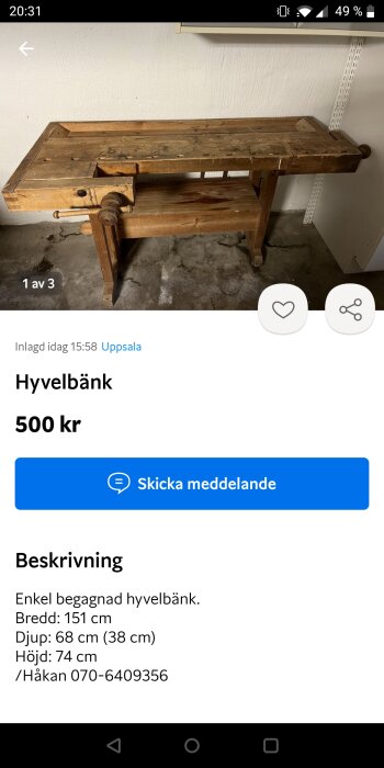 Enkel, begagnad snickarbänk i trä säljes. Arbetsbänk med skruvstycke, upplyst via en försäljningsannons online.