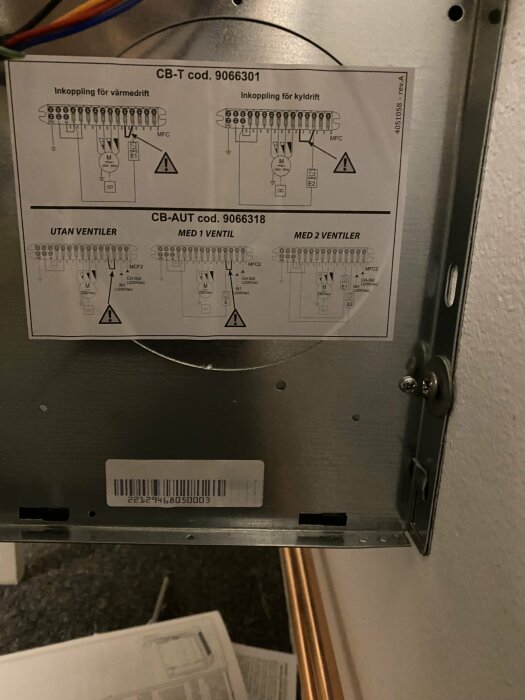 Etikett med tekniska diagram för värme-/kylsystem, anslutningar, ventilalternativ, klistermärke med streckkod, metallpanel, rör.