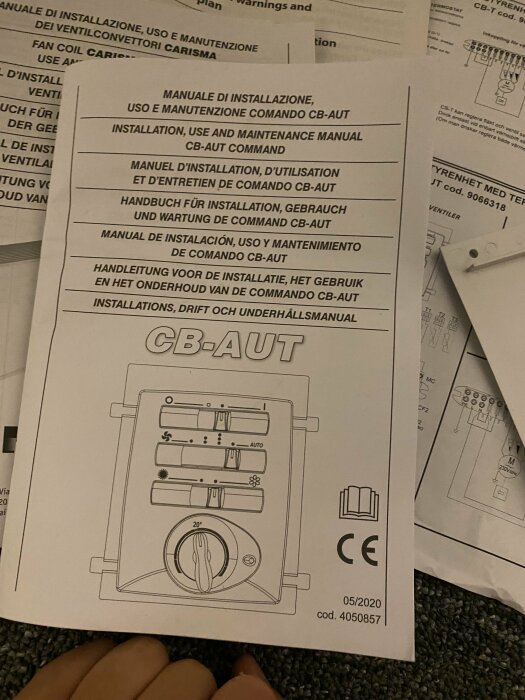 Anvisningshäften för installation och underhåll av ett kontrollsystem, CE-märkt, med flerspråkiga titlar.