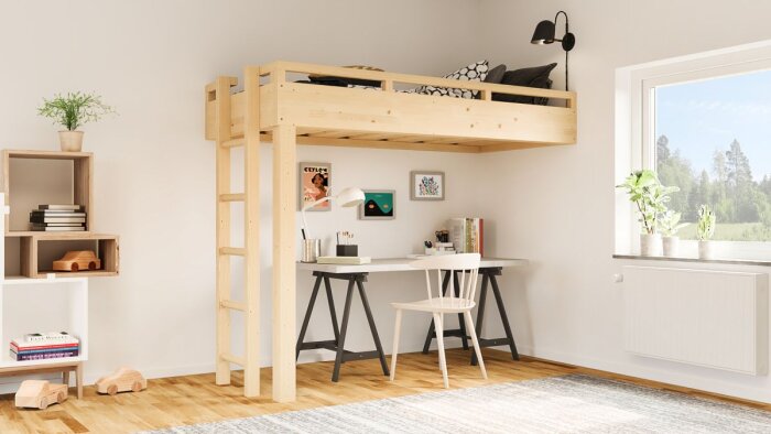 Minimalistiskt sovrum med loftssäng, skrivbord, stol, fönster, hyllor och gröna växter.