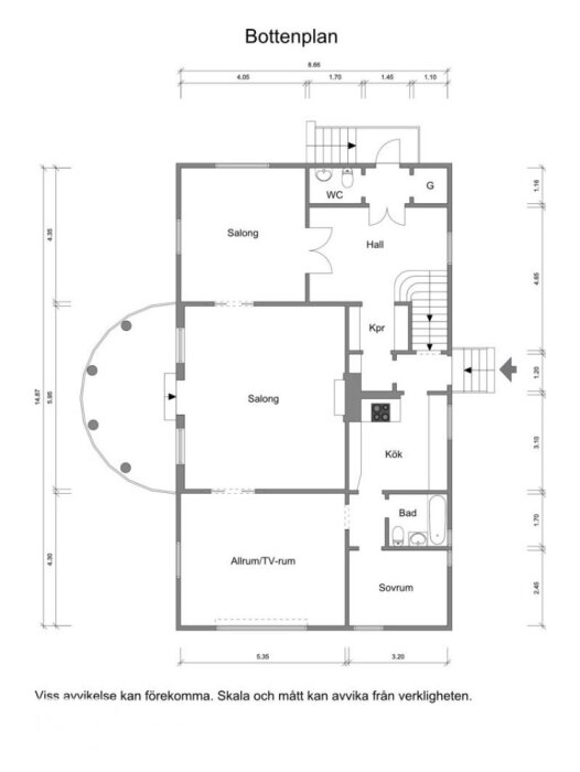 Ritning av bottenplan för hus: salong, kök, badrum, sovrum, allrum, hall och måttangivelser.