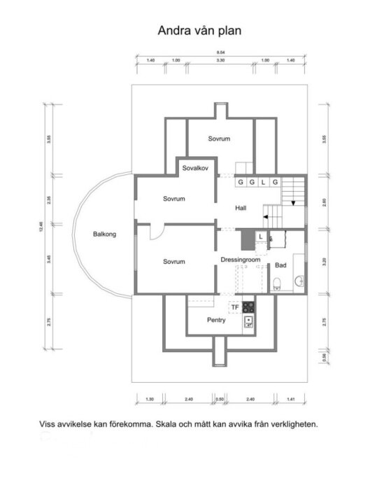 Ritning av andra våningsplan med sovrum, vardagsrum, hall, bad, balkong och måttangivelser.