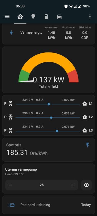 Skärmbild av app för energiförbrukning med effektmätare, spänning, ström och värmevärmepumpsstyrning.