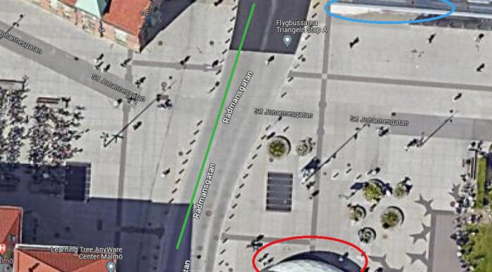 Satellitbild som visar stadsgator, byggnader, skuggor av människor, busshållplats och en utbildningsanläggning.