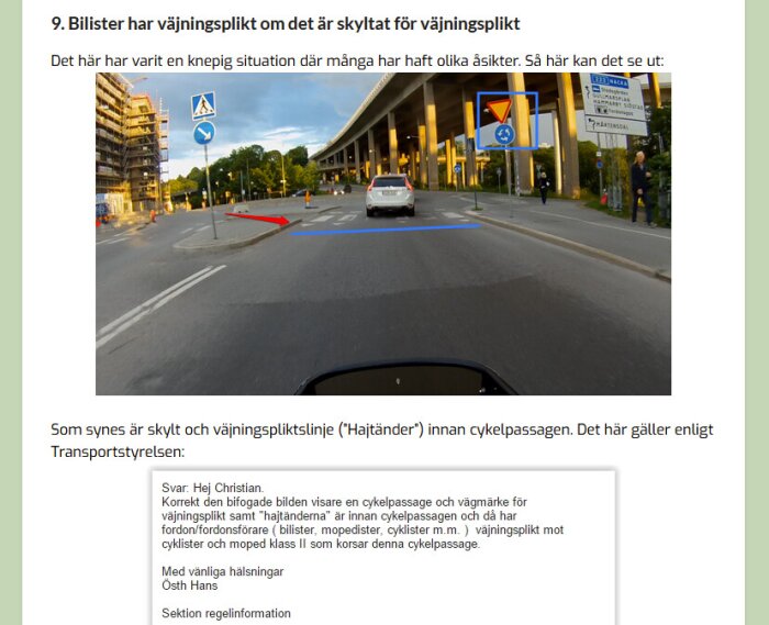Bilperspektiv, väjningspliktsskylt, cykelöverfart, byggnader, skymning. Fotot illustrerar trafikregel om väjningsplikt vid cykelpassage.