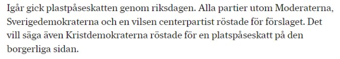 Svensk text: rapport om plastpåseskatt som riksdagen godkände, majoritetens stöd, oppositionens delade åsikter.