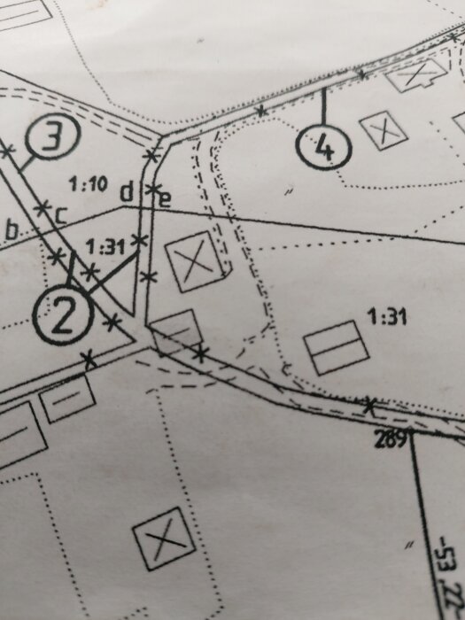 Teknisk ritning eller karta med siffror, linjer och symboler, eventuellt för landskapsarkitektur eller ingenjörsarbete.