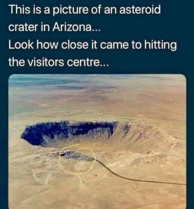 Asteroidkrater i Arizona med besökscenter nära kanten, ökenlandskap, humoristiskt perspektiv om närhet till nedslaget.