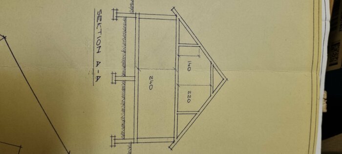 Teknisk ritning, sektion A-A, geometrisk form, måttangivelser, pappersark, möjlig arkitektonisk eller konstruktionsdesign.