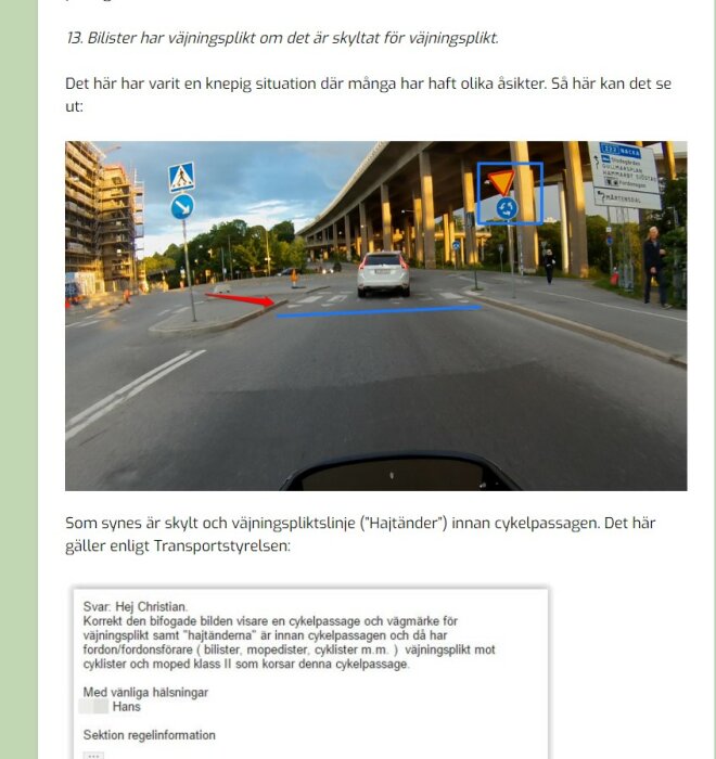 Bild tagen från förarplatsen visar gatukorsning med väjningsplikt, cykelpassage, skyltar, bilar och fotgängare.