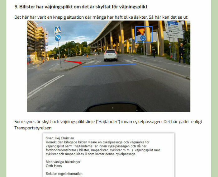 Förarvy: vägmarkeringar, skylt för cykelpassage, bilar, stadsmiljö, skymning. Väjningsplikt diskuteras.