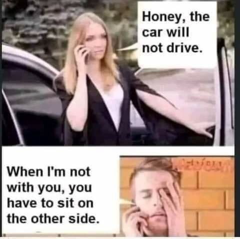 Två paneler skämt. Kvinna ringer, bil startar inte. Man säger byt till förarsäte. Misunderstånd om bilkörning.