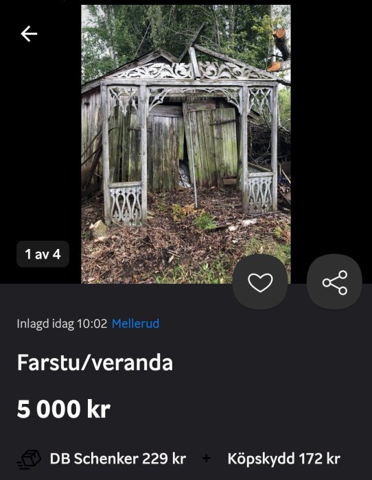 Gammal träveranda med dekorativa sniderier, nedgången, säljs för 5 000 kr, annonserad i Mellerud.