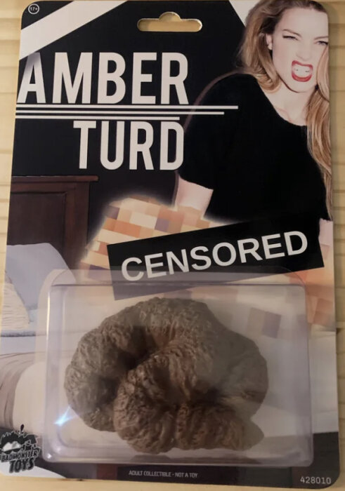 Skämtförpackning med en "censurerad" fejkbajs, text "AMBER TURD," och ospecificerad kvinna.