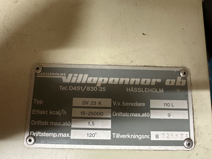 Industrimärkeskylt för "Hässleholms Villapannor ab" med tekniska specifikationer på värmeutrustning.