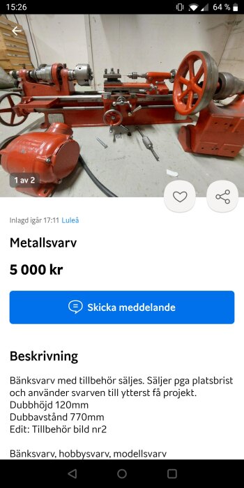 Röd metallsväng till salu, industrimiljö, tillbehör inkluderat, pris angivet, placerad i Luleå.