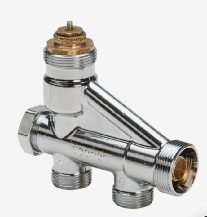 Kromad termostatventil för radiator med flera anslutningar, mässingdetaljer, vatteninstallation.