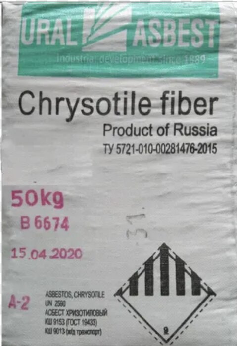 Säck märkt "Chrysotile fiber", "Product of Russia", 50 kg, tillverkningsdatum 15.04.2020, varningsmärkningar för asbest.