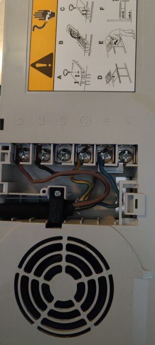 Instruktionsdiagram för elsäkerhet överst, öppen elektrisk apparat med anslutna ledningar och jordanslutning, kylgaller nertill.