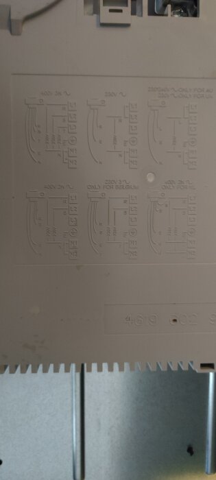 Bild på elutrustning med vajningsdiagram för olika länder och spänningar, till exempel 400V och 230V.