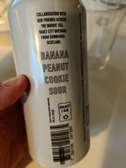 En burk med "Banana Peanut Cookie Sour" dryck, bryggd genom ett nordiskt samarbete, bäst före datum.