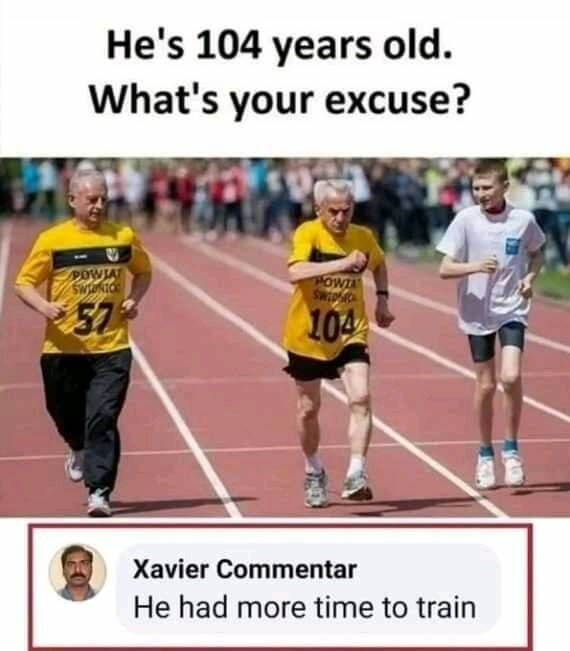 Äldre man med nummer 104 springer i tävling, inspirerande citat och humoristisk kommentar nedanför.