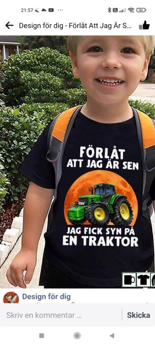 Pojke ler, bär ryggsäck och tröja med text "Förlåt att jag är sen, jag fick syn på en traktor".