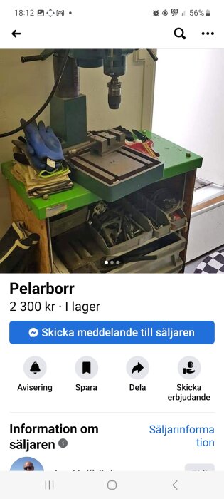 Pelarborr säljes för 2300 kronor, handske, borr, grönt bord synliga, annonserad online, mobilskärm.