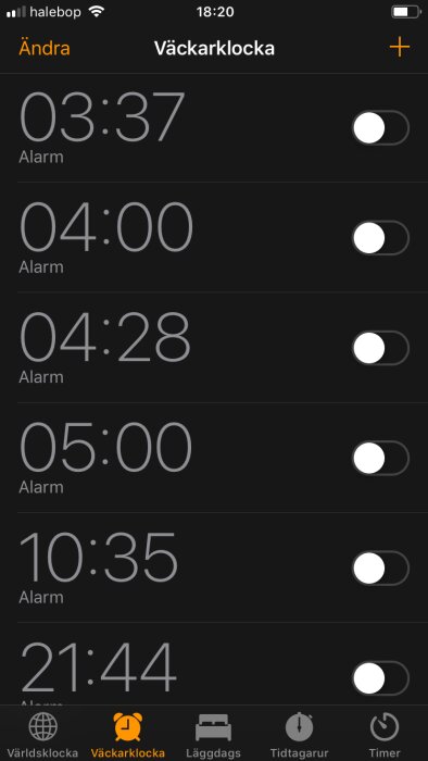 Skärmdump av en mobiltelefons väckarklocka-app med flera olika tider inställda och tillhörande on/off-brytare.