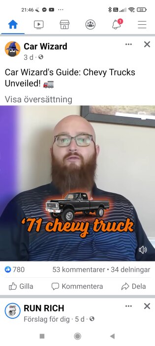 Skäggig man med glasögon, virtuell bild av '71 Chevy truck på t-shirt, social media gränssnitt.