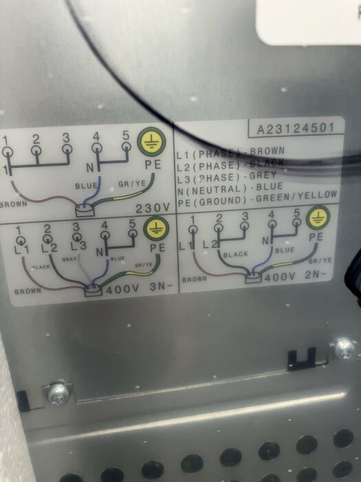 Elkopplingsschema med färgkodning för 230V och 400V system, kabelanslutningar synliga, teknisk etikett.