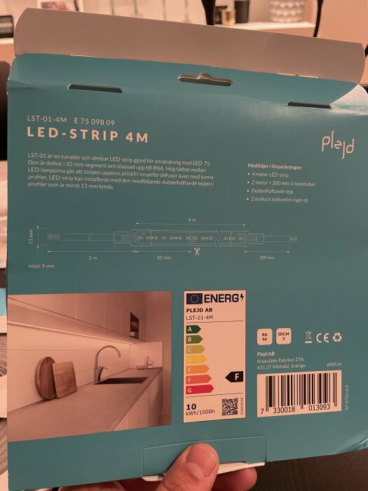 Förpackning för LED-strip 4 meter, energimärkning, produktinformation, installationsinstruktioner, Plejd-logotyp.