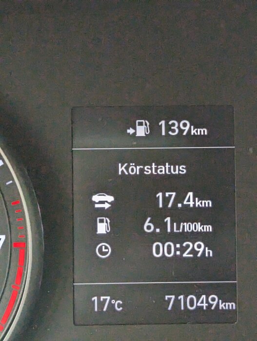 Bilens instrumentpanel som visar räckvidd, körsträcka, bränsleförbrukning, tid och yttertemperatur.