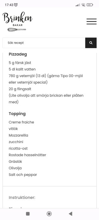 Svensk receptsida för pizzadeg, toppningsingredienser visas, vitlök, mozzarella, instruktioner ej synliga.