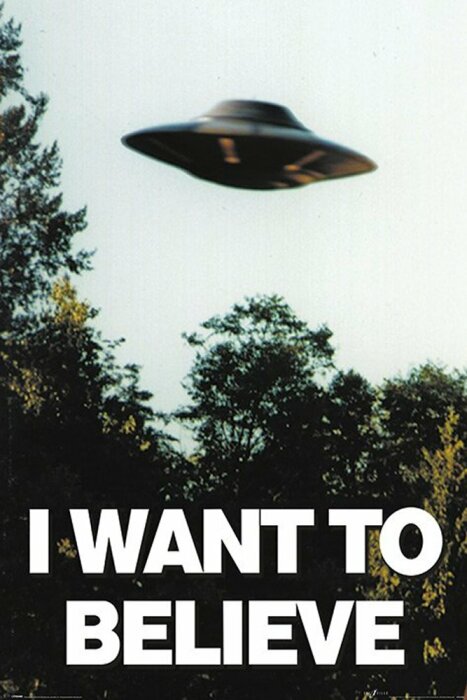 Svävande UFO, träd i skymning, text "I WANT TO BELIEVE", välkänd affisch, suggestiv, mystisk.