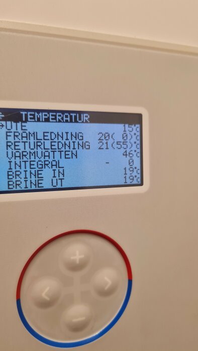 LCD-display visar temperaturer, knappar nedanför för justering, inomhusmiljö, teknisk utrustning.