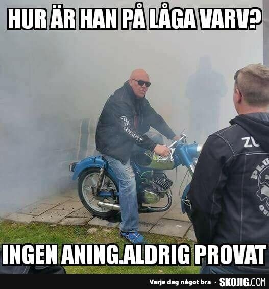 Man på moped, mycket rök, humoristisk text om låga varvtal.