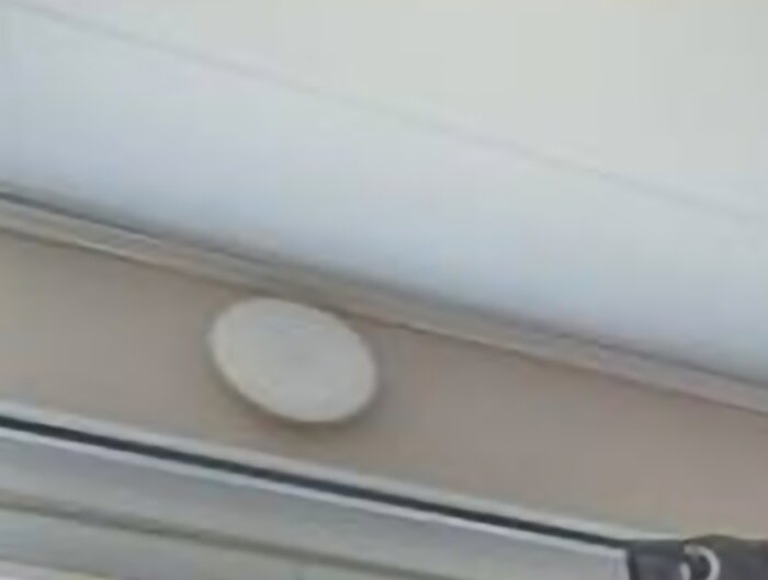 Suddig bild, fönsterkarm, bricka medan object, grå linje.