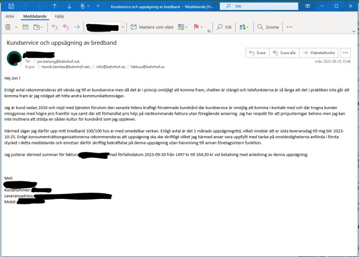 E-postmeddelande om uppsägning av bredbandstjänst med besvikelse över kundservice och prishöjning, inkluderar fakturajustering.