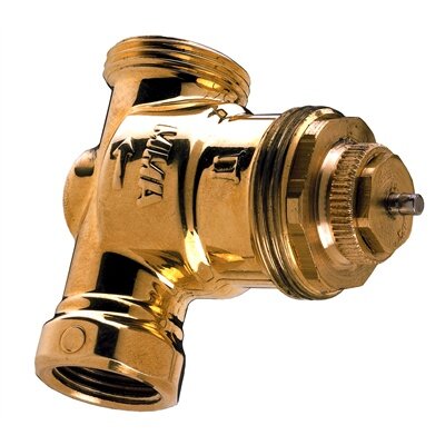 Guldfärgad termostatventil för radiator, vit bakgrund, VVS-komponent, glänsande, reglerar vattentemperatur och flöde.