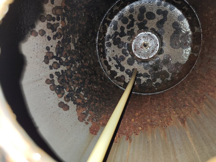 Insidan av en cymbal, slitage, trumstock, rostfläckar, använd i musikspel.