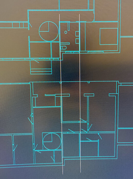 CAD-ritning av en byggnadsplan med väggar, rum och möjliga dörröppningar på skärm.