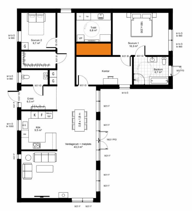 Svartvit planritning av lägenhet med två sovrum, kök, vardagsrum, badrum, kontor och balkong.