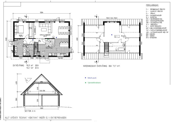 Arkitekturritning av hus med planlösning och sektion, inklusive mått och förklaringar på svenska.
