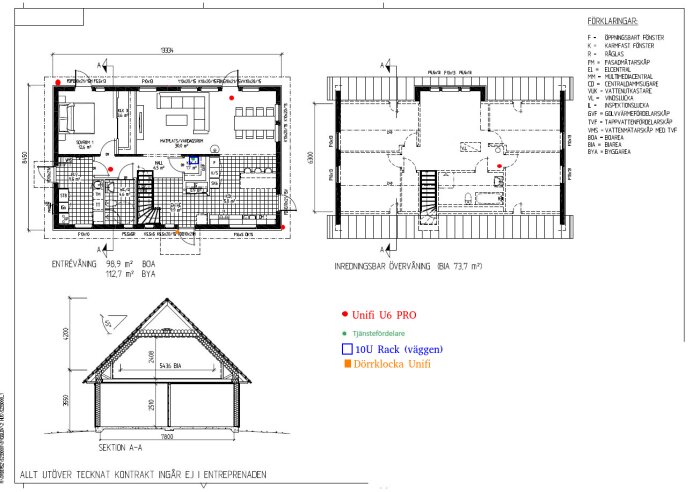 Arkitektritningar av hus med planlösningar, sektionsvy, och utmärkningar för teknisk utrustning.