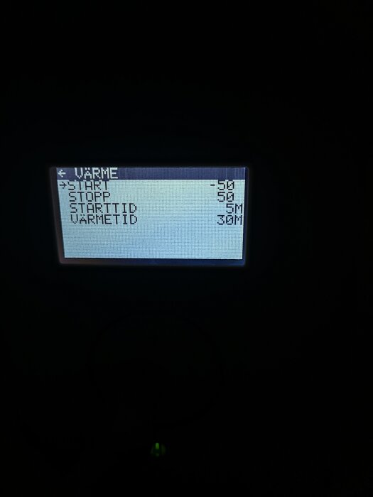 Digital display showing temperature settings in Celsius, start/stop time, and operating duration in Swedish. Dark background.